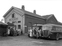 801946 Afbeelding van overstappende treinreizigers naar vervangend busvervoer bij het N.S.-station Waardenburg te ...